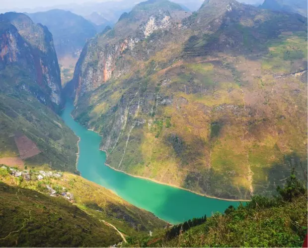 View từ đèo Mã Pí Lèng ngắm sông Nho