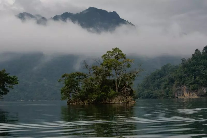 Hồ Ba Bể ngày không nắng