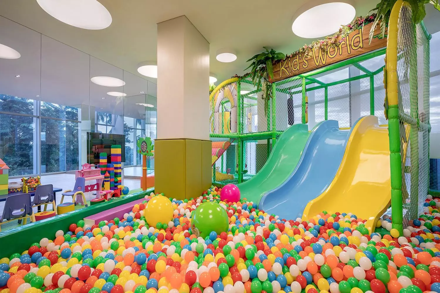 Nhà bóng đầy màu sắc tại Lotte Center Kid’s Playground