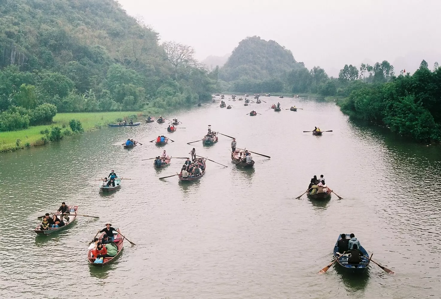 Chùa Hương là địa điểm đi chơi Tết Nguyên Đán của người dân Hà Nội