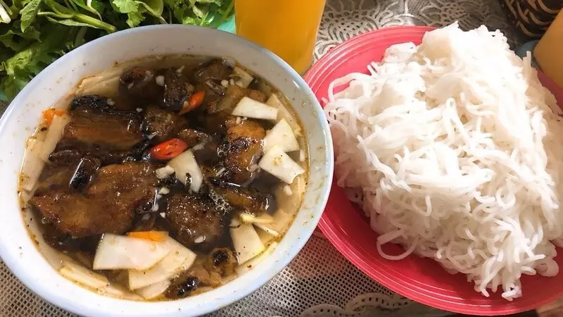 Quán bún chả Hàng Quạt - vị đậm đà khó quên