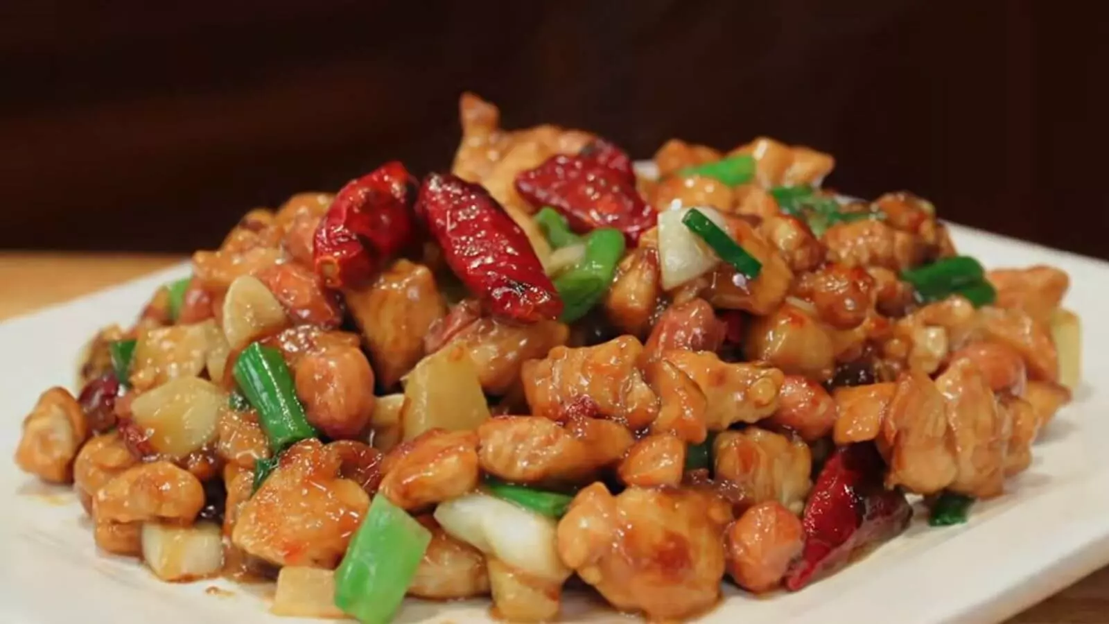 Món gà Kung Pao vàng óng, thơm nức mũi