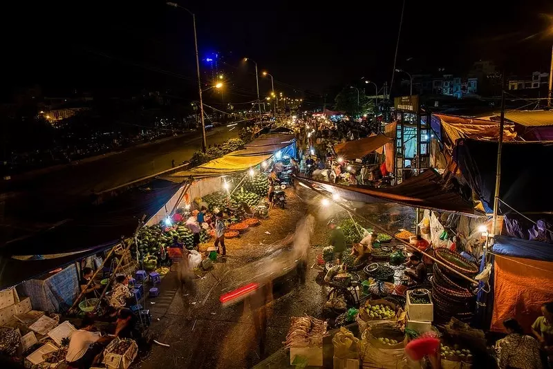 chợ đêm long biên