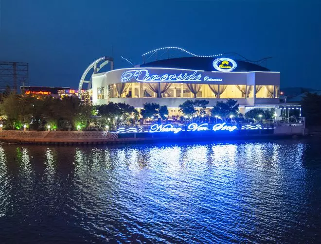 Không gian nhà hàng Riverside Quy Nhơn sang trọng và rộng rãi