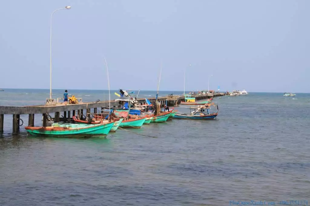 Cảng tàu tại Hàm Ninh