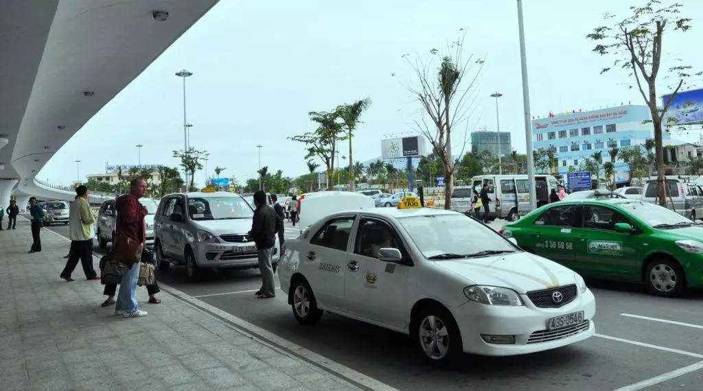 Sân bay Đà Nẵng có rất nhiều hãng taxi luôn sẵn sàng phục vụ bạn