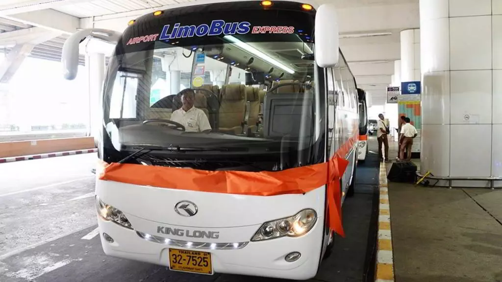 Đi xe bus sân bay là cách tiết kiệm chi phí di chuyển