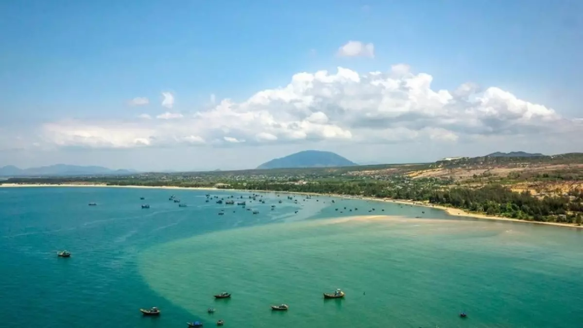 Phan Thiết biển xanh sóng xô bờ