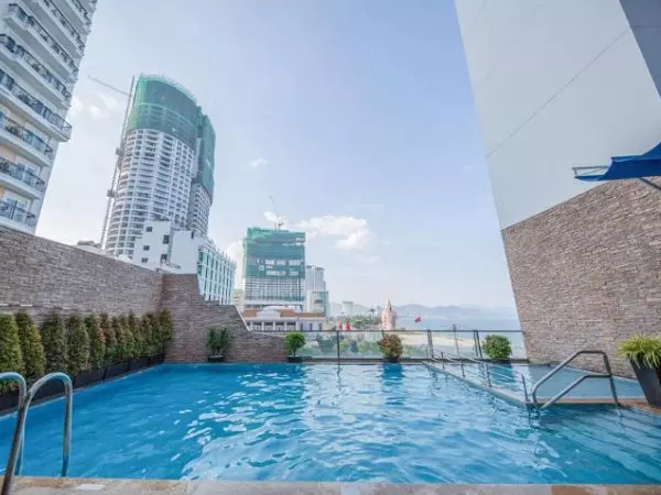 Hình ảnh bể bơi vô cực tại khách sạn Novotel Nha Trang