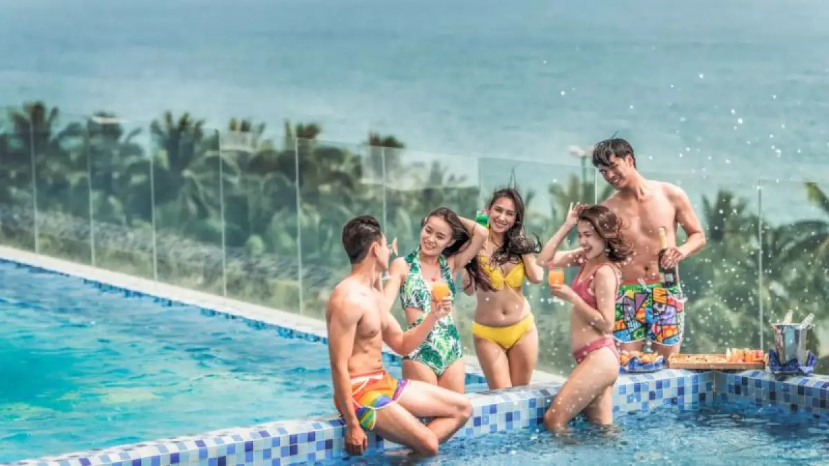 Bể bơi vô cực Vinpearl Beachfront Nha Trang