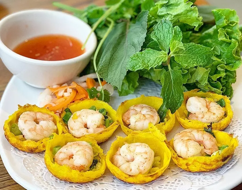 Bánh căn - Món ăn khuya Nha Trang ngon, rẻ