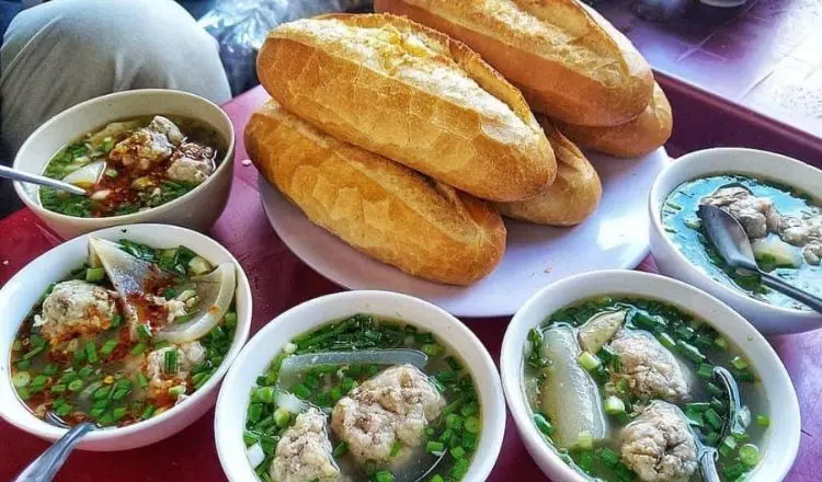 Bánh mì xíu mại là một món ăn sáng Đà Lạt nổi tiếng