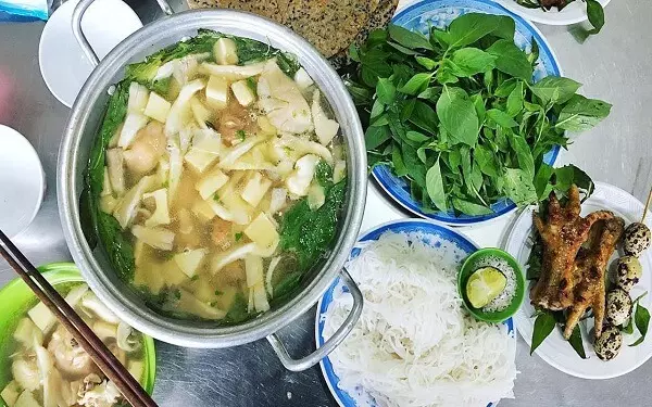 Lẩu gà lá é Đà Lạt