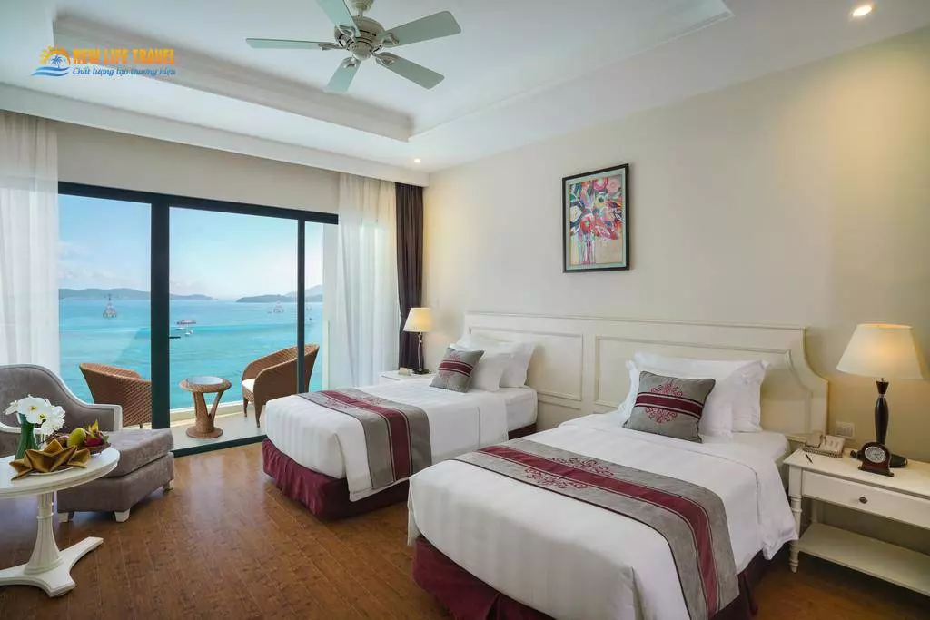 Khách sạn Vinpearl Discovery Sealink Nha Trang có hồ bơi lớn và view trực diện biển