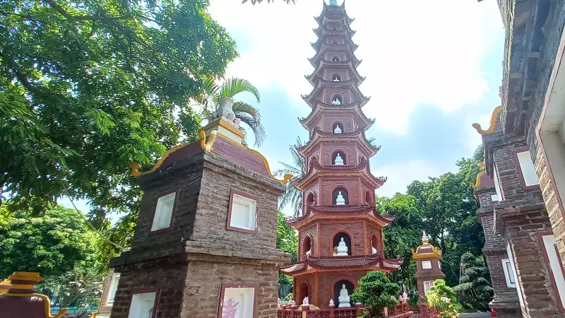 Tran Quoc Pagoda hanoi tour