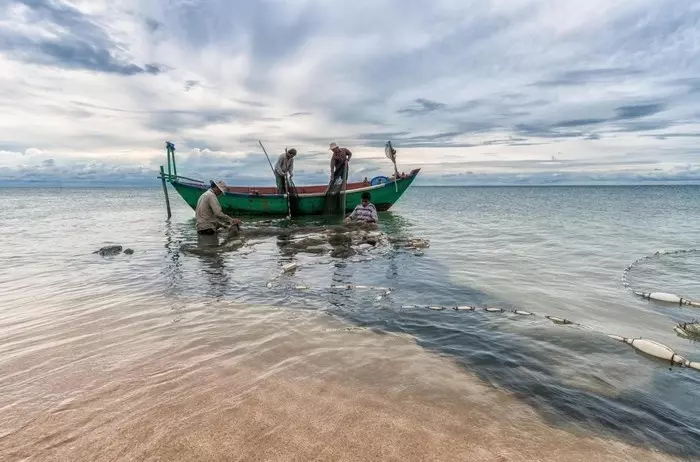 Bình minh Phú Quốc đang ló dạng trên biển