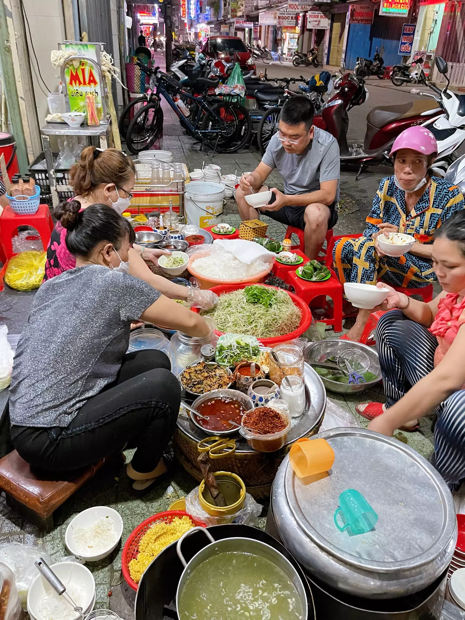 Đi ăn cơm hến, bún hến, cháo hến