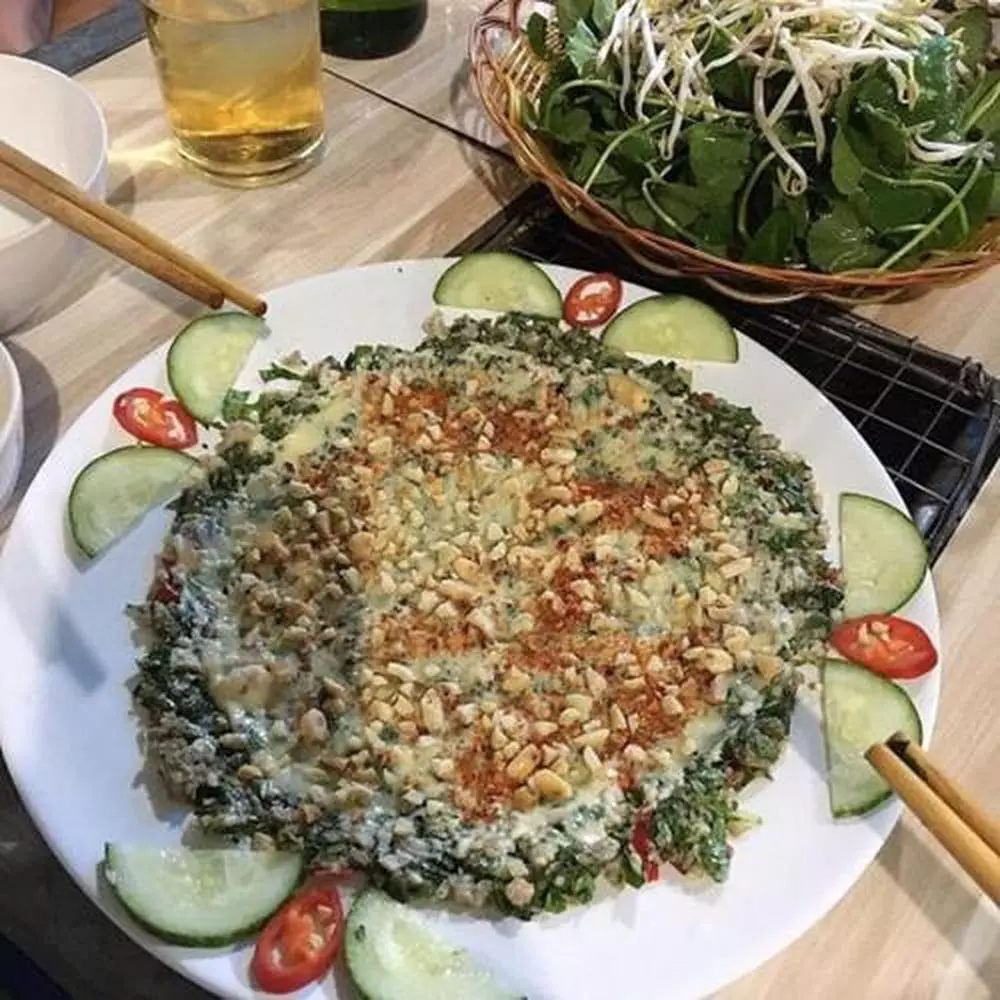 3 đĩa bánh khọt vàng giòn điểm vài cọng rau xanh ở trên bàn