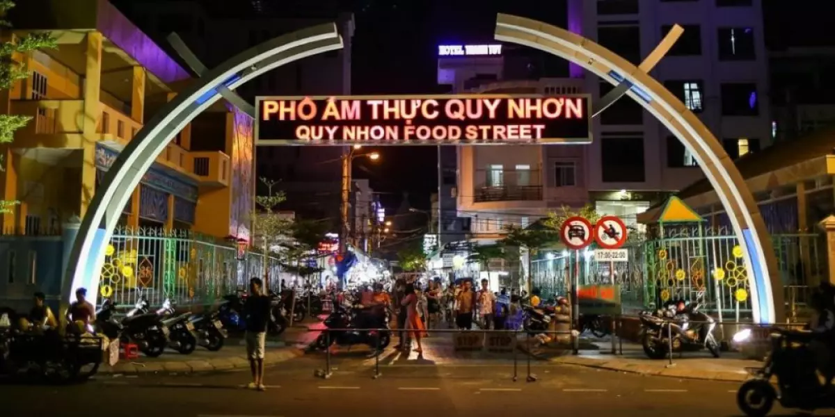 Càn quét 5 khu phố  <a href='https://thienviettour.vn/c/am-thuc' title='ẩm thực' class='hover-show-link replace-link-3162'>ẩm thực<span class='hover-show-content'></span></a>  tại Quy Nhơn