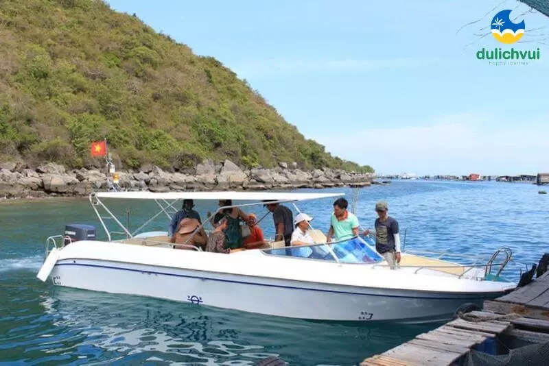 Di chuyển bằng tàu/cano trong chuyến du lịch Nha Trang