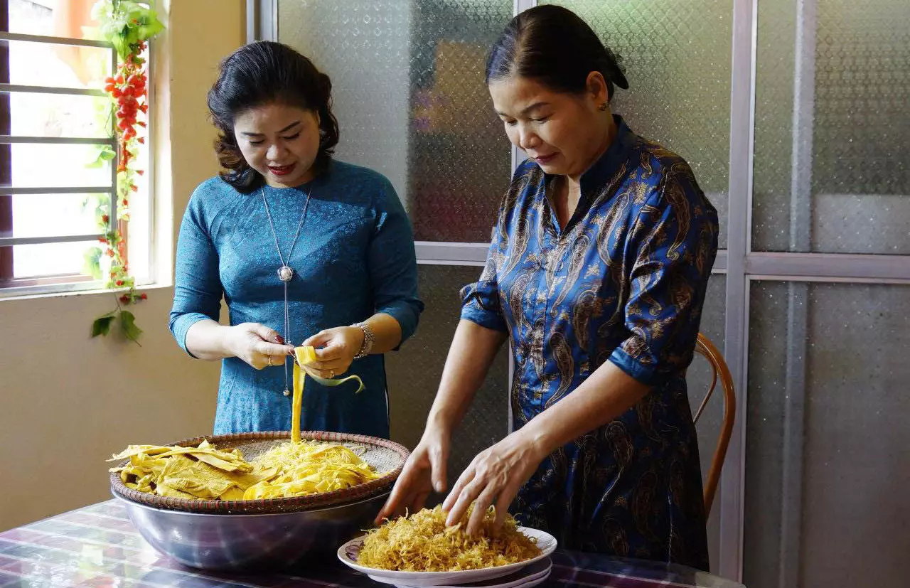 Nghệ nhân Phạm Thị Hòa (bên phải ảnh) được nhiều người biết đến với tài nghệ nấu cỗ cổ truyền làng Bát Tràng