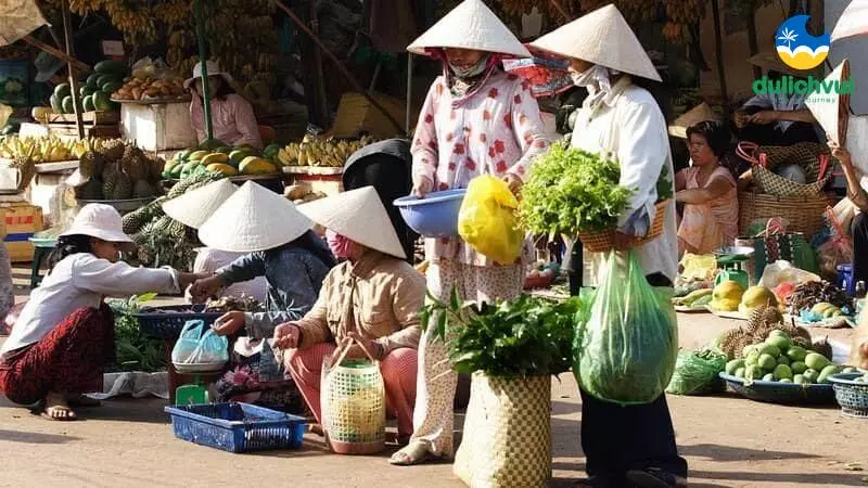 Chợ Đông Dương tấp nập