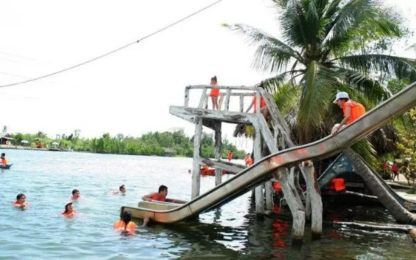 Du khách đừng quên mặc áo phao khi xuống nước đề phòng các trường hợp không may