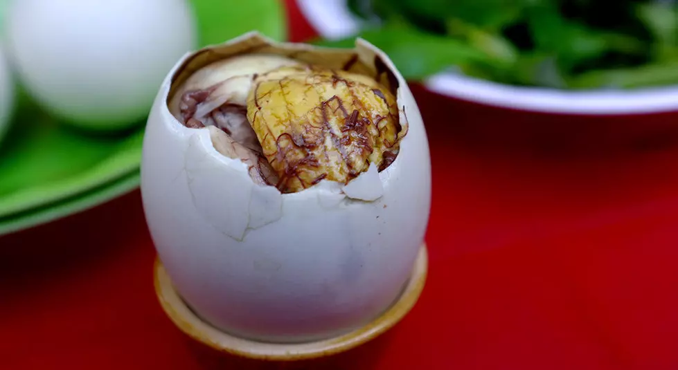 Balut là một đặc sản địa phương quan trọng tại Philippines, được chế biến từ trứng gà non hoạt động