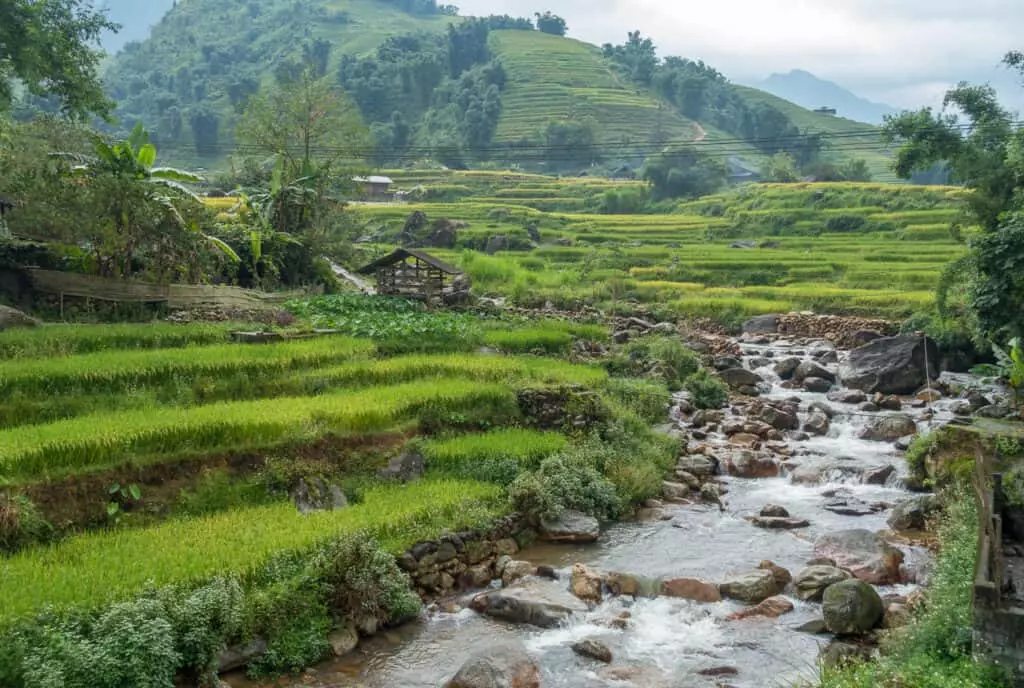 Eine Brücke führt über einen ausgetrockneten Fluss in Sapa, Vietnam