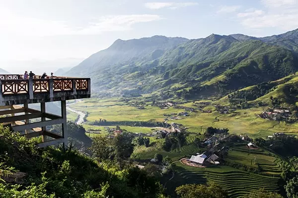 Der Zug in den Bergen von Sapa