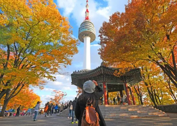 Du khách thích thu check-in ở tháp Namsan