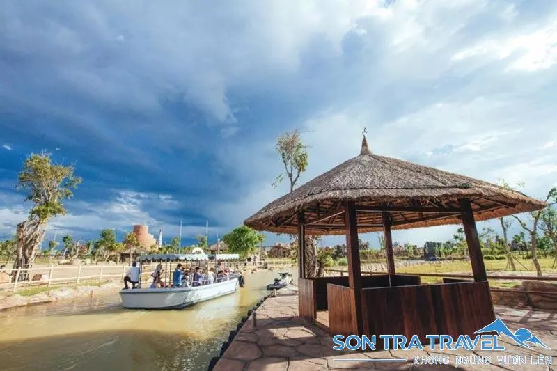 Khám phá Vinpearl River Safari bằng đường thủy.