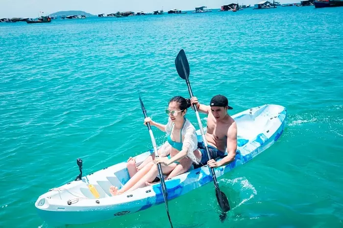 Du khách được phép tiếp xúc trực tiếp với các loài vật tại Vinpearl Safari Phú Quốc