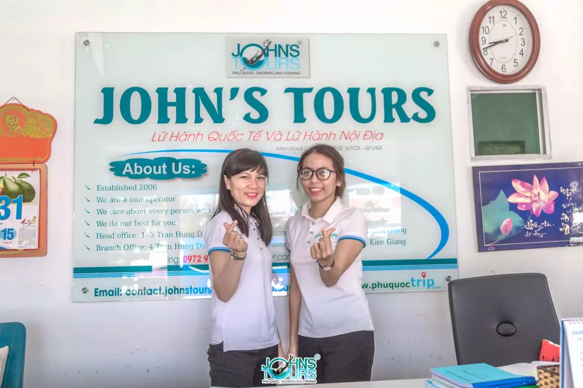 Nhân viên lễ tân văn phòng John's Tours Phú Quốc