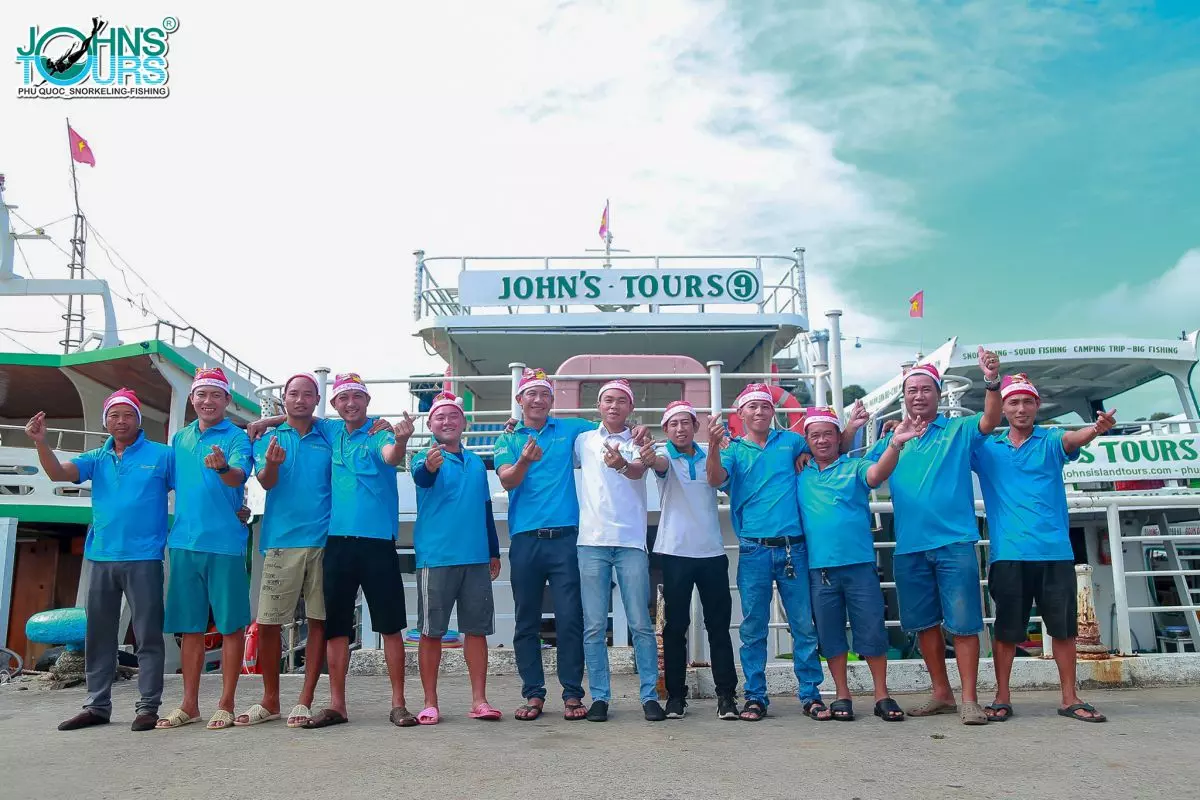 Quản lý tàu và nhân viên đội tàu John's Tours Phú Quốc