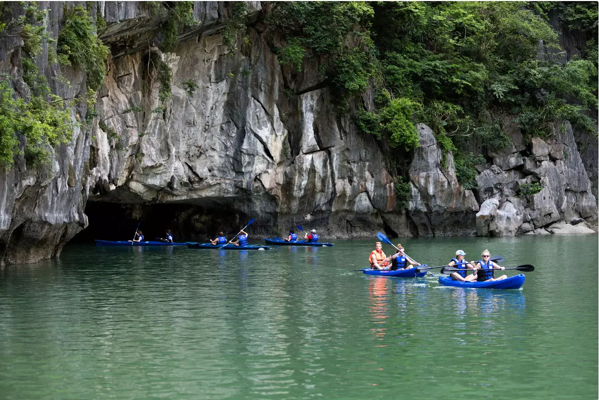 Đạp kayak trên Vịnh Hạ Long