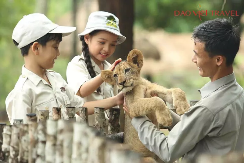 Khách hàng khám phá sở thú tại Phú Quốc