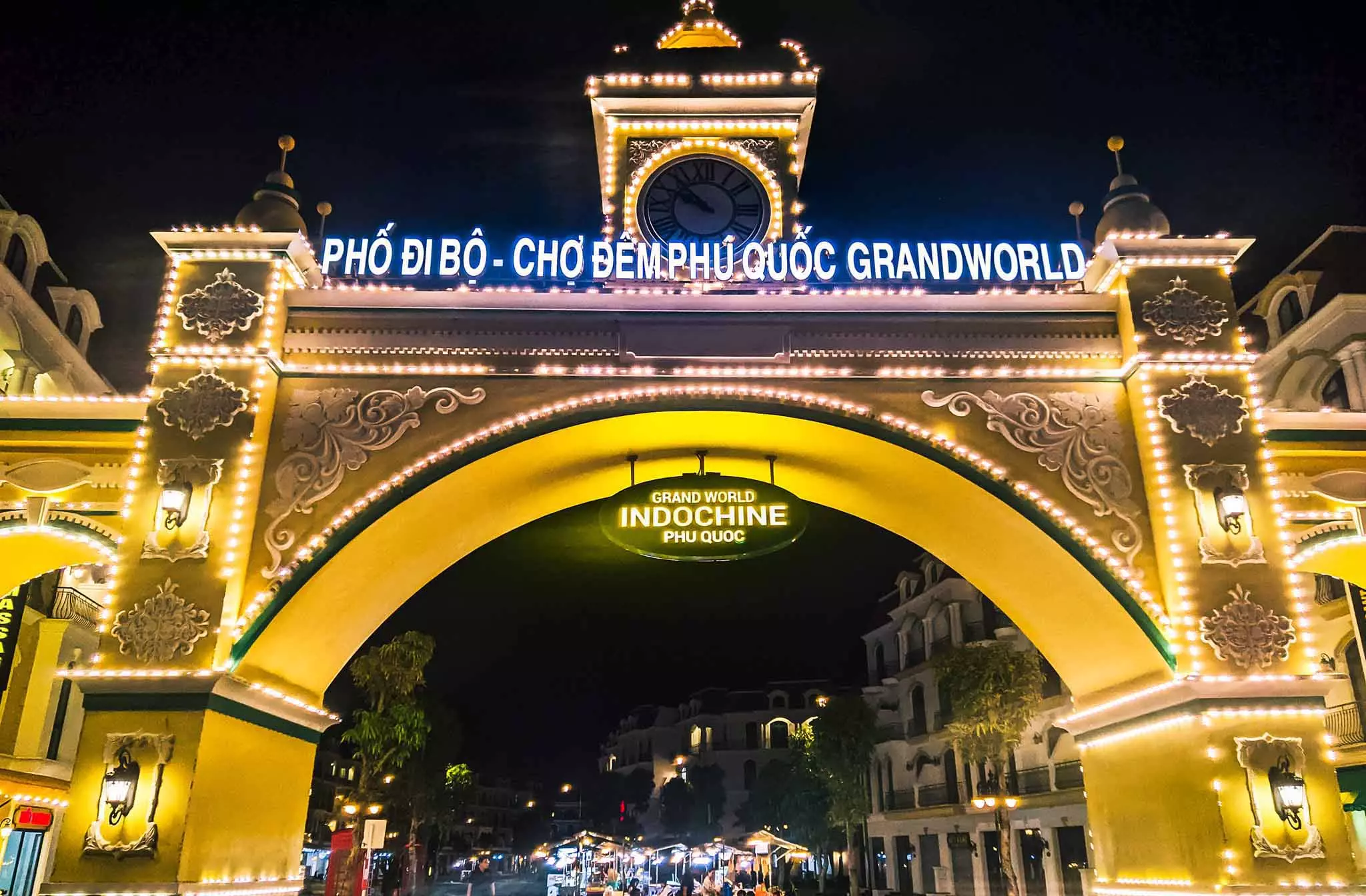 Grandworld lấp lánh ánh đèn vào ban đêm