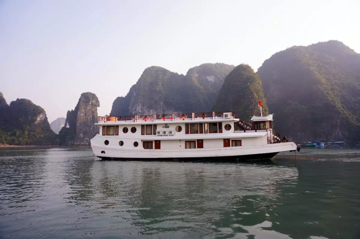 Du thuyền Oriental Sails Hạ Long