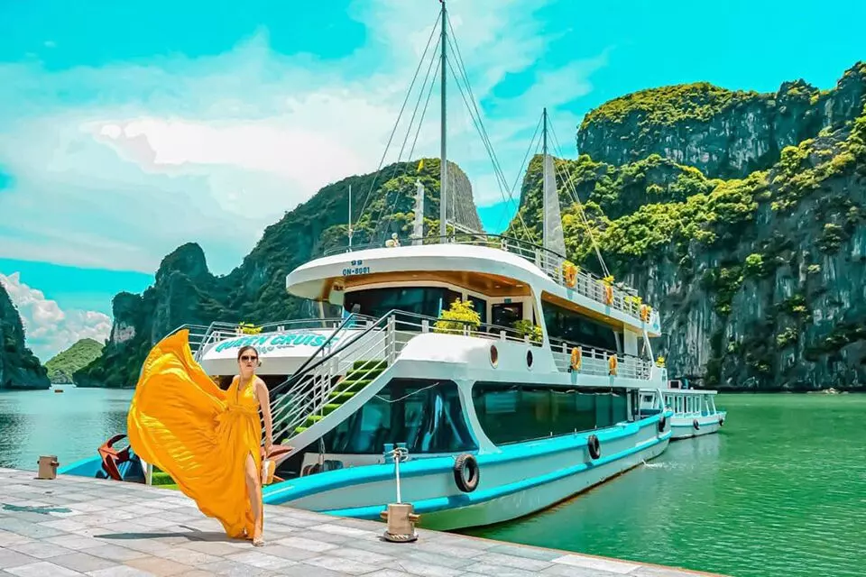 Tour du thuyền Hạ Long 1 ngày 5 sao - Queen Vitamin Cruise