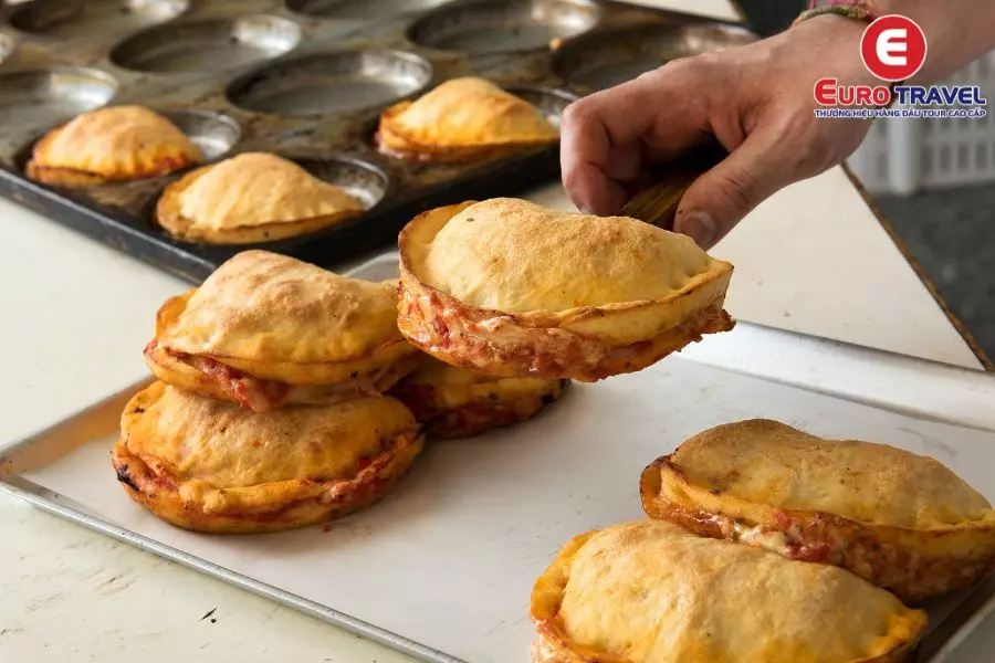 Panzerotti - Đặc sản Italia nổi tiếng trên đường phố