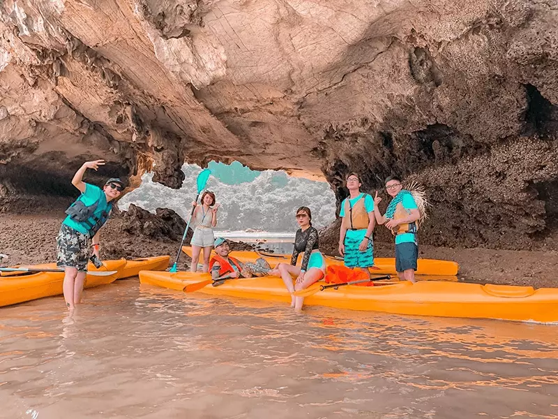 Chèo kayak vịnh Lan Hạ