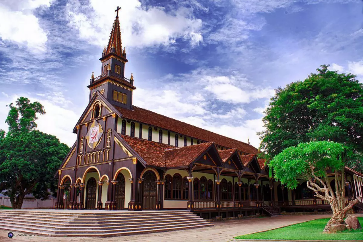 Ngôi nhà thờ gỗ hơn 100 tuổi ở Kon Tum