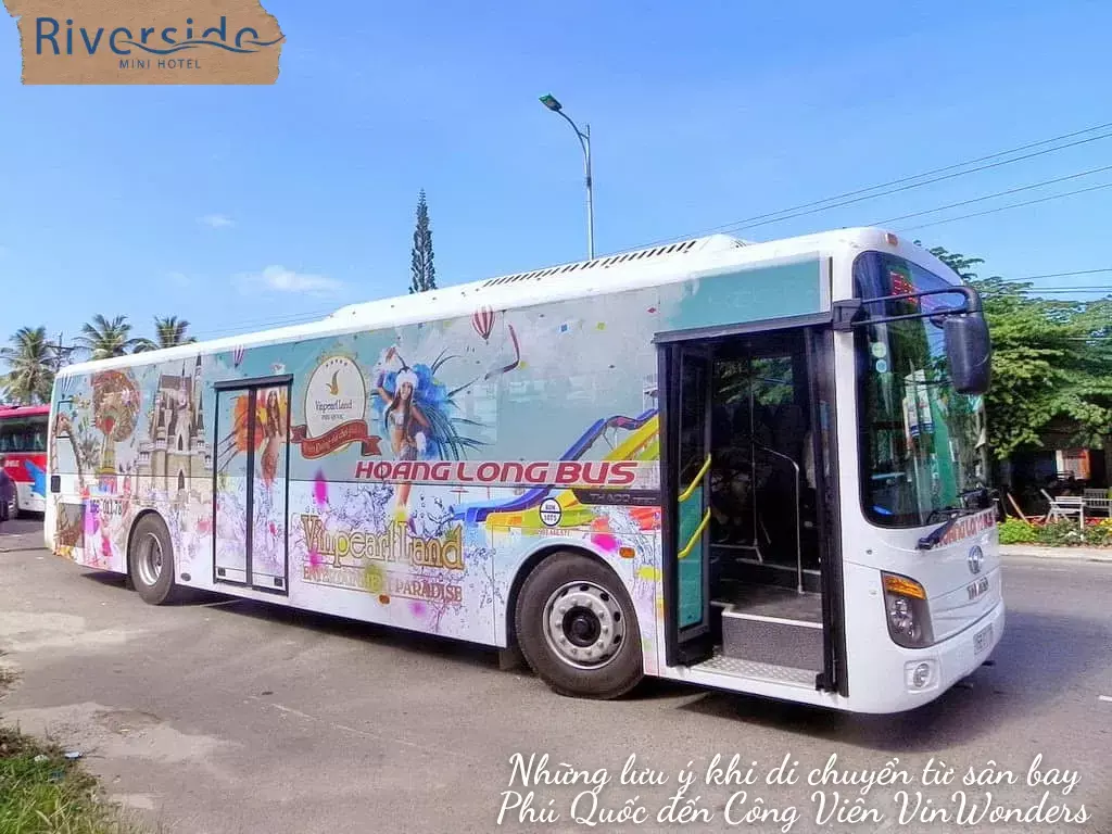 Di chuyển bằng xe bus của Vin để tới VinWonders