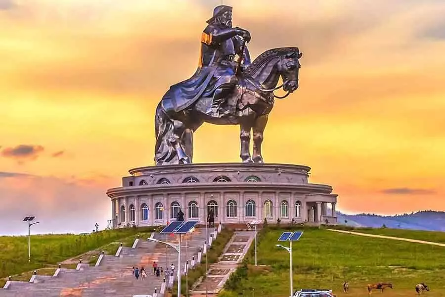 Ghé thăm quảng trường Sukhbaatar trong tour du lịch Mông Cổ