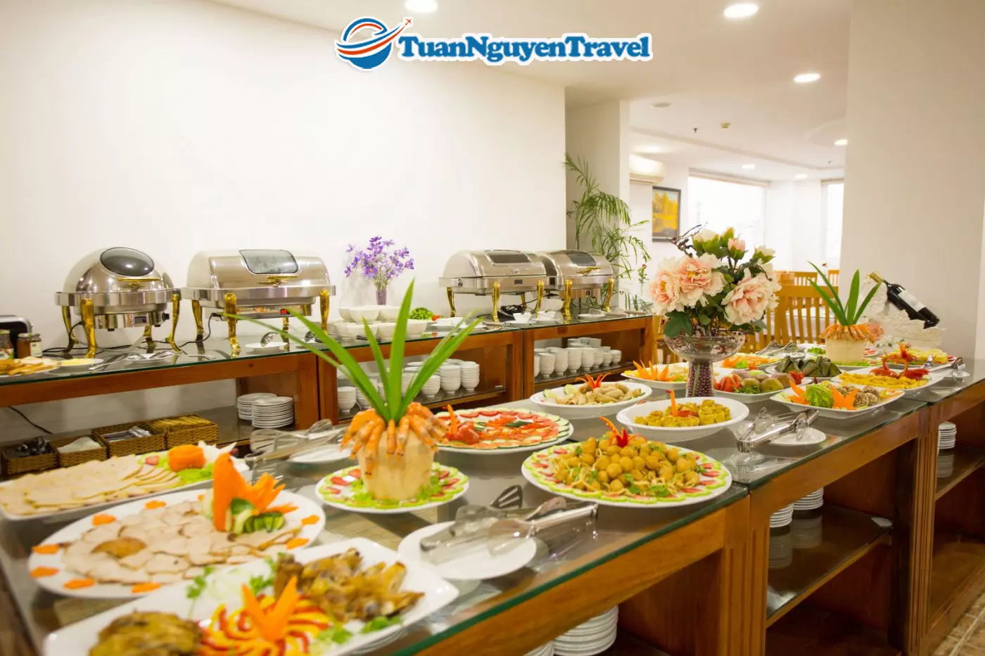 Tiệc buffet tại nhà hàng Rồng Đỏ