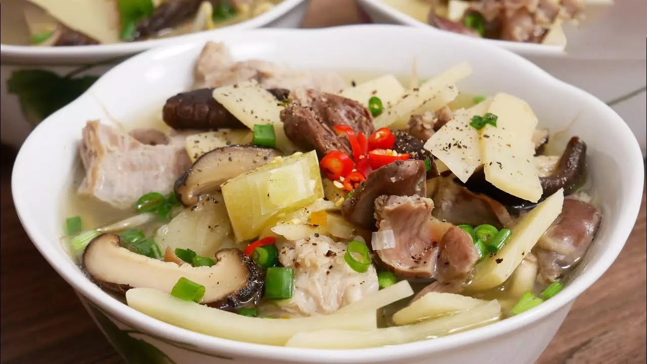 Canh miến nấu măng