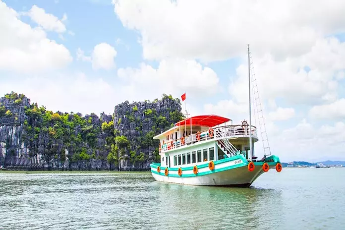 Du thuyền ngày L’Azalee Cruise