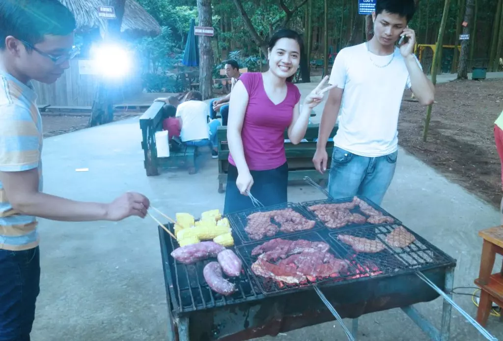 Ảnh: Nhận đồ làm bánh trôi tại khu du lịch Bản Rõm