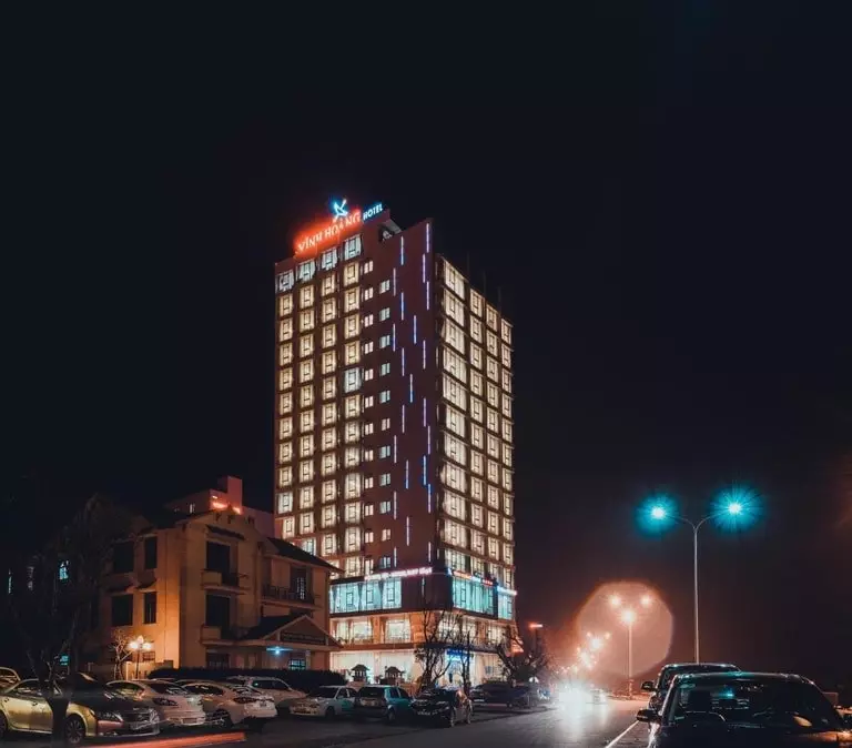 Khách sạn Vĩnh Hoàng Quảng Bình trở nên rực rỡ khi màn đêm buông xuống.